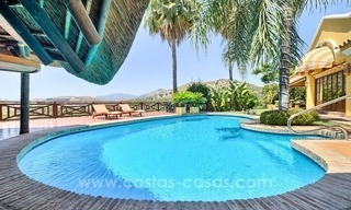 Villa en venta en una comunidad cerrada con vistas al mar en Benahavis - Marbella 7