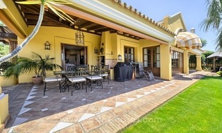 Villa en venta en una comunidad cerrada con vistas al mar en Benahavis - Marbella 8