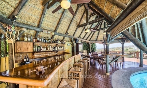 Villa en venta en una comunidad cerrada con vistas al mar en Benahavis - Marbella 