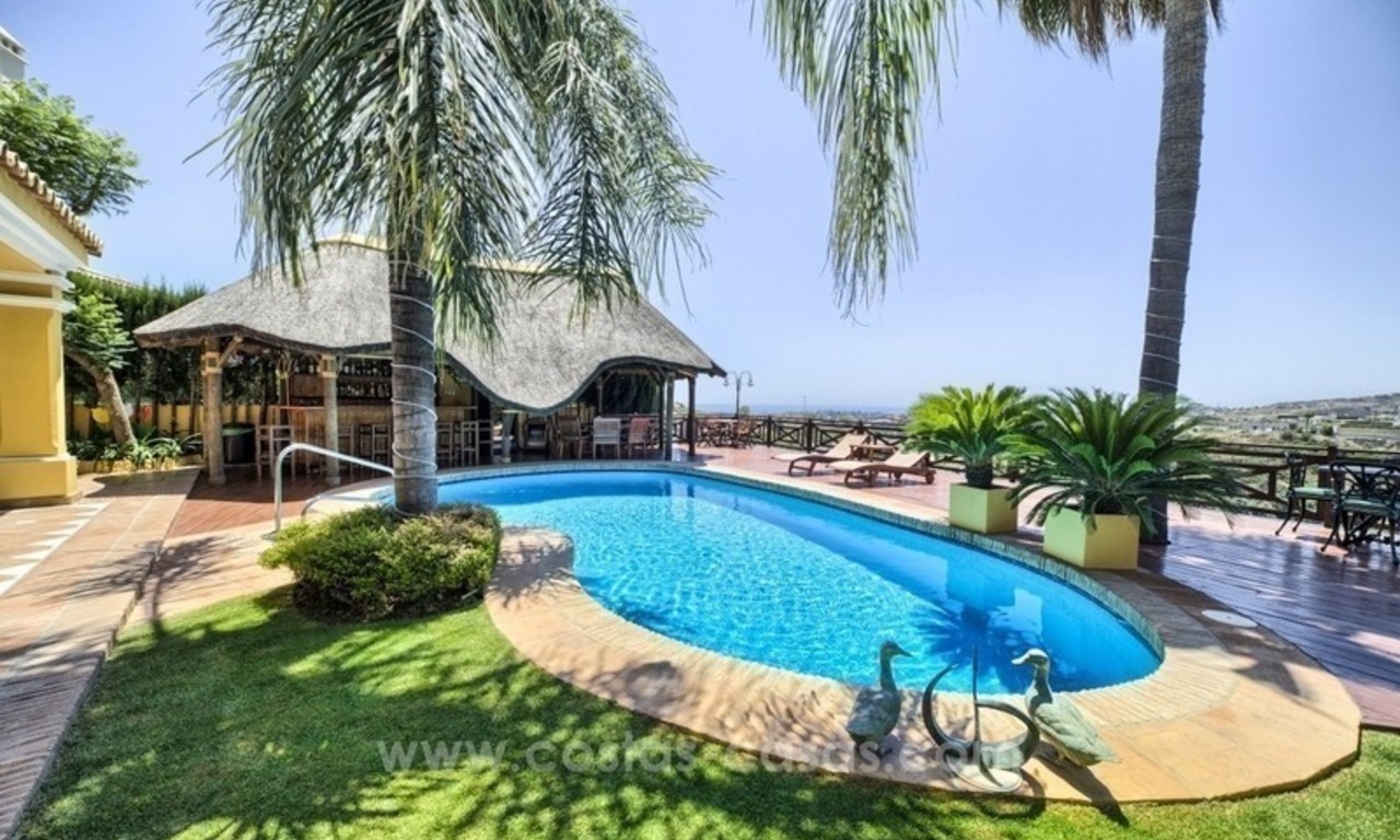 Villa en venta en una comunidad cerrada con vistas al mar en Benahavis - Marbella 2