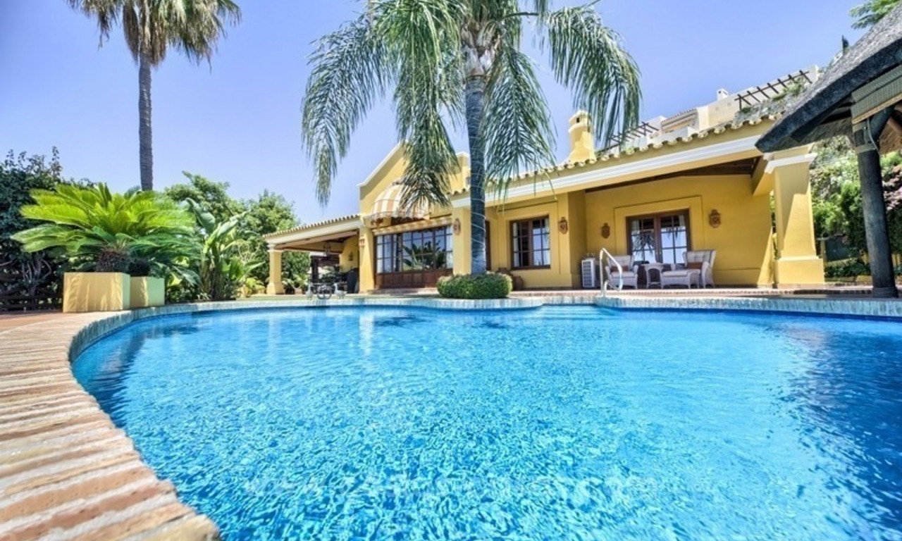Villa en venta en una comunidad cerrada con vistas al mar en Benahavis - Marbella 9