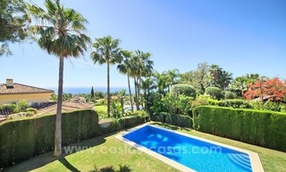Villa reformada en venta en la prestigiosa urbanización cerrada Altos Reales de la Milla de Oro de Marbella 13