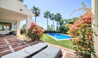 Villa reformada en venta en la prestigiosa urbanización cerrada Altos Reales de la Milla de Oro de Marbella 10