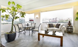 Apartamento reformado de 3 dormitorios con increíbles vistas al campo de golf en venta en Elviria, Marbella 1