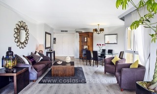 Apartamento reformado de 3 dormitorios con increíbles vistas al campo de golf en venta en Elviria, Marbella 2