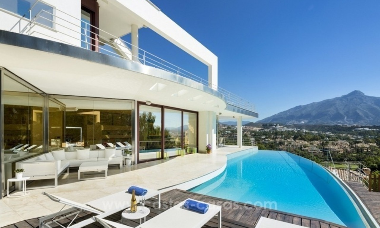 En venta en Nueva Andalucía, Marbella: Villa de diseño con vistas panorámicas al golf, mar y montaña 1