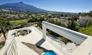 En venta en Nueva Andalucía, Marbella: Villa de diseño con vistas panorámicas al golf, mar y montaña 4