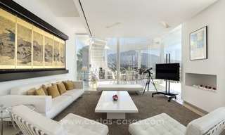 En venta en Nueva Andalucía, Marbella: Villa de diseño con vistas panorámicas al golf, mar y montaña 5