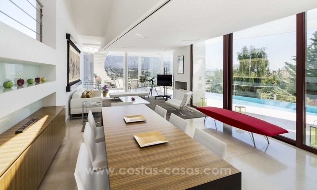 En venta en Nueva Andalucía, Marbella: Villa de diseño con vistas panorámicas al golf, mar y montaña 6