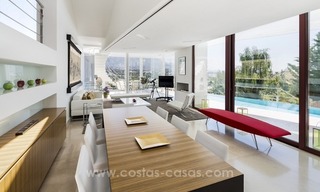 En venta en Nueva Andalucía, Marbella: Villa de diseño con vistas panorámicas al golf, mar y montaña 6