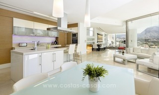 En venta en Nueva Andalucía, Marbella: Villa de diseño con vistas panorámicas al golf, mar y montaña 7