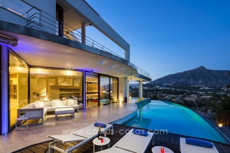 En venta en Nueva Andalucía, Marbella: Villa de diseño con vistas panorámicas al golf, mar y montaña