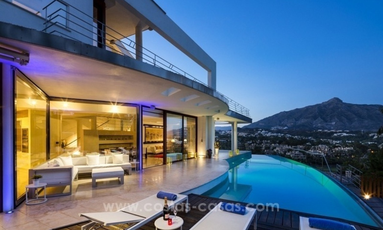 En venta en Nueva Andalucía, Marbella: Villa de diseño con vistas panorámicas al golf, mar y montaña 0