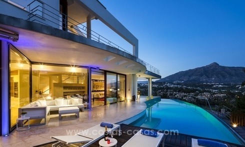 En venta en Nueva Andalucía, Marbella: Villa de diseño con vistas panorámicas al golf, mar y montaña 