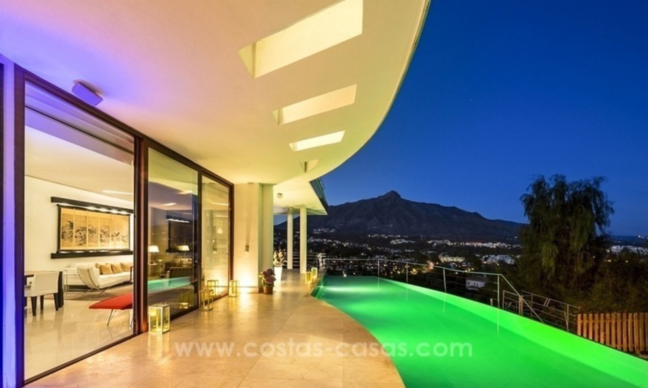 En venta en Nueva Andalucía, Marbella: Villa de diseño con vistas panorámicas al golf, mar y montaña 13