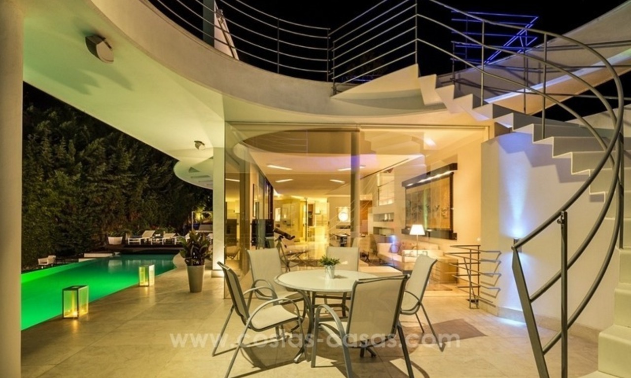 En venta en Nueva Andalucía, Marbella: Villa de diseño con vistas panorámicas al golf, mar y montaña 14