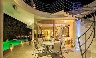 En venta en Nueva Andalucía, Marbella: Villa de diseño con vistas panorámicas al golf, mar y montaña 14