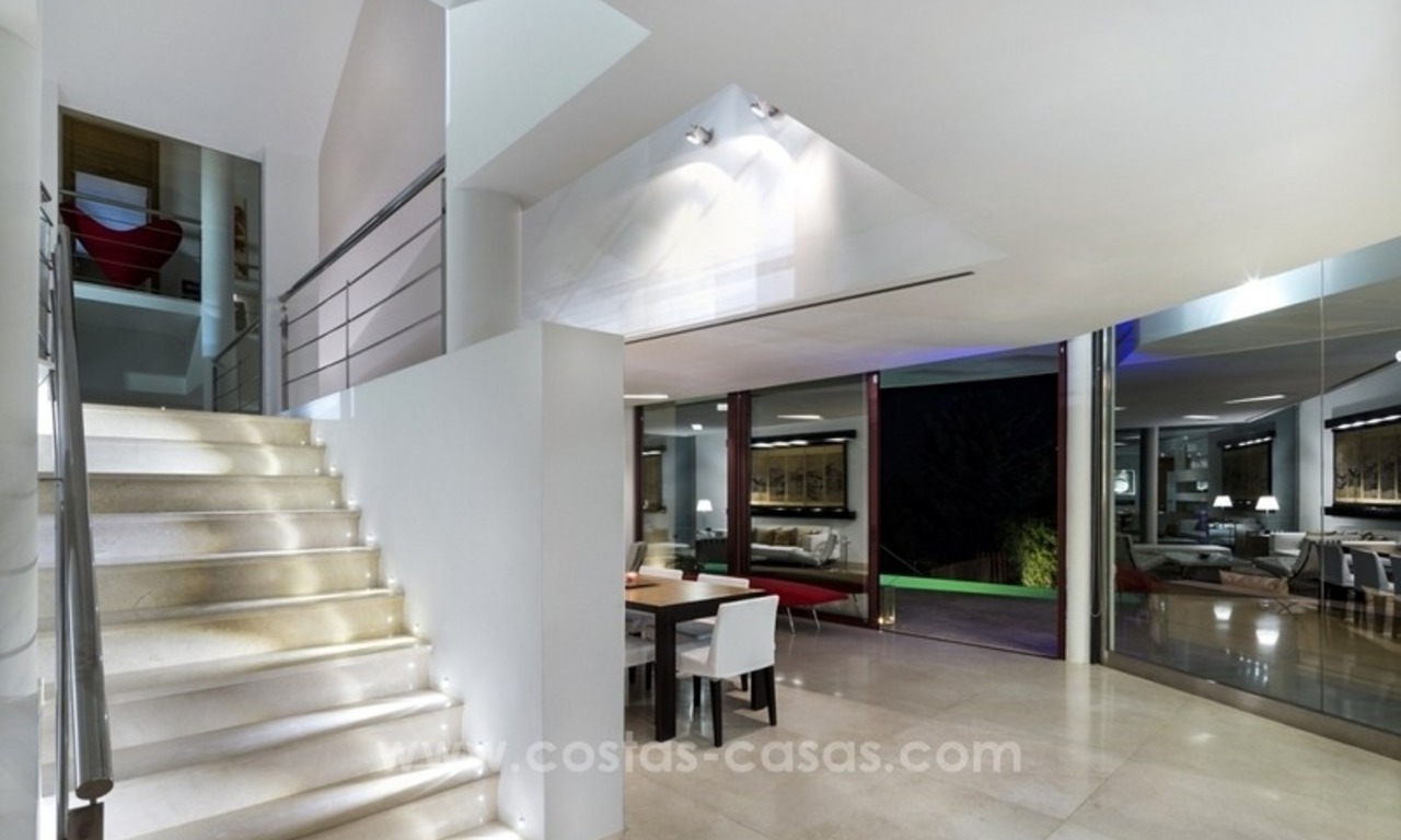 En venta en Nueva Andalucía, Marbella: Villa de diseño con vistas panorámicas al golf, mar y montaña 11