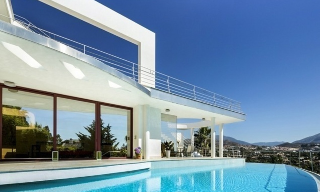 En venta en Nueva Andalucía, Marbella: Villa de diseño con vistas panorámicas al golf, mar y montaña 2
