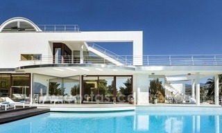 En venta en Nueva Andalucía, Marbella: Villa de diseño con vistas panorámicas al golf, mar y montaña 3