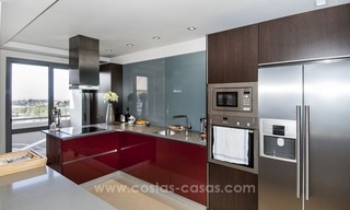 Ático apartamento contemporáneo de lujo en una zona de golf, en venta en Marbella - Benahavís 17
