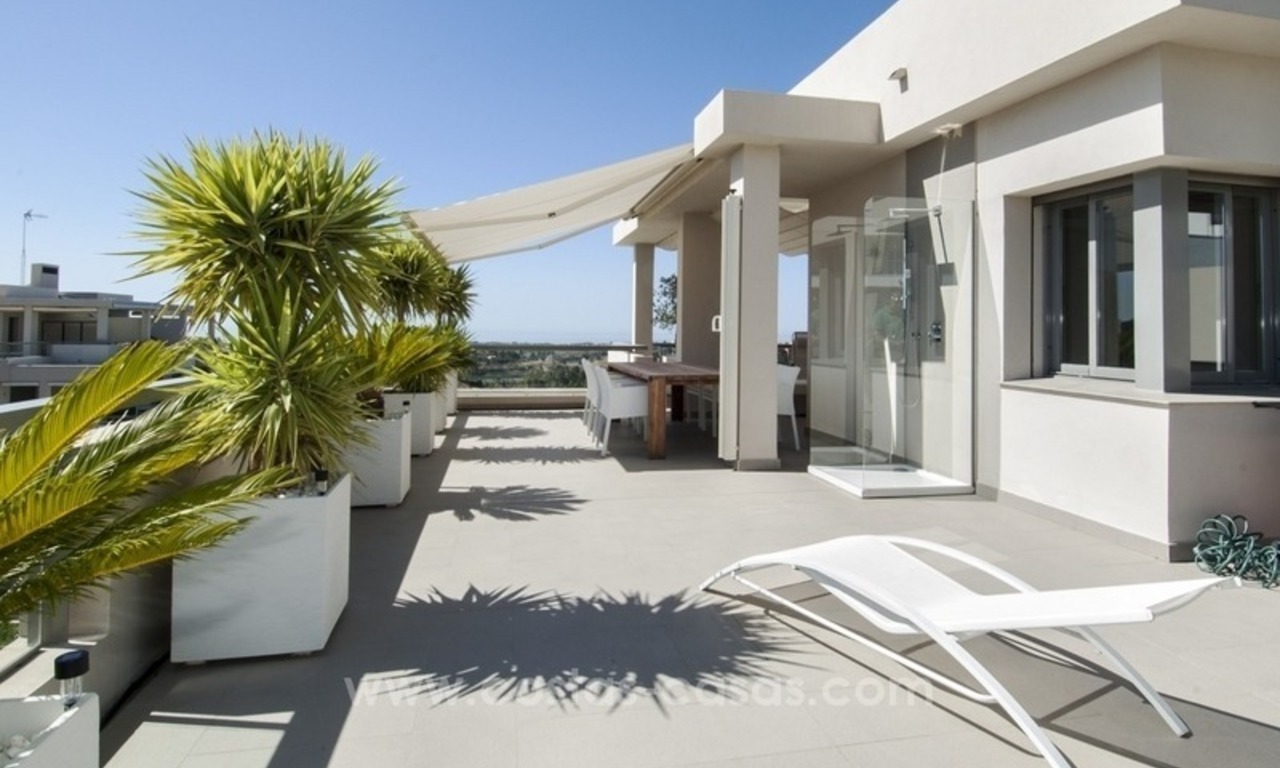 Ático apartamento contemporáneo de lujo en una zona de golf, en venta en Marbella - Benahavís 12