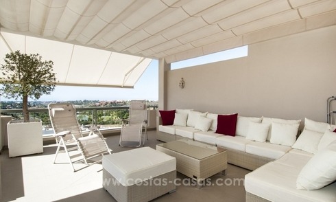Ático apartamento contemporáneo de lujo en una zona de golf, en venta en Marbella - Benahavís 