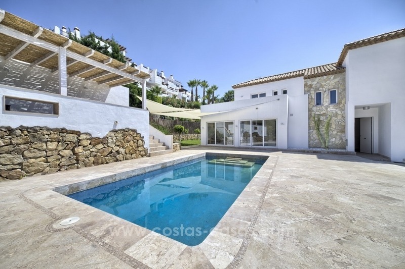 Villa reformada en venta en una comunidad cerrada en Nueva Andalucía - Marbella