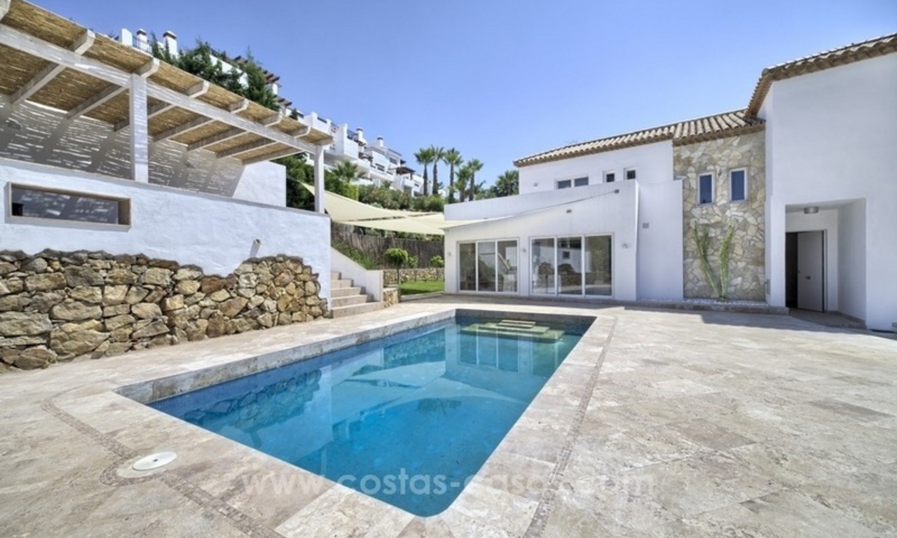 Villa reformada en venta en una comunidad cerrada en Nueva Andalucía - Marbella 0