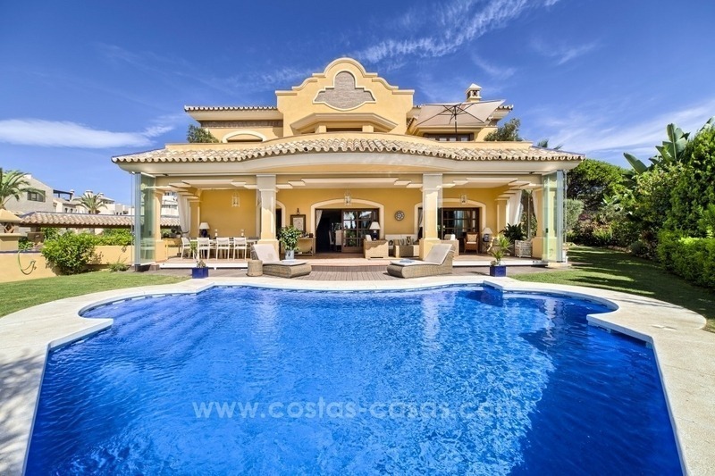 Villa de estilo clásico en venta en Elviria, Marbella