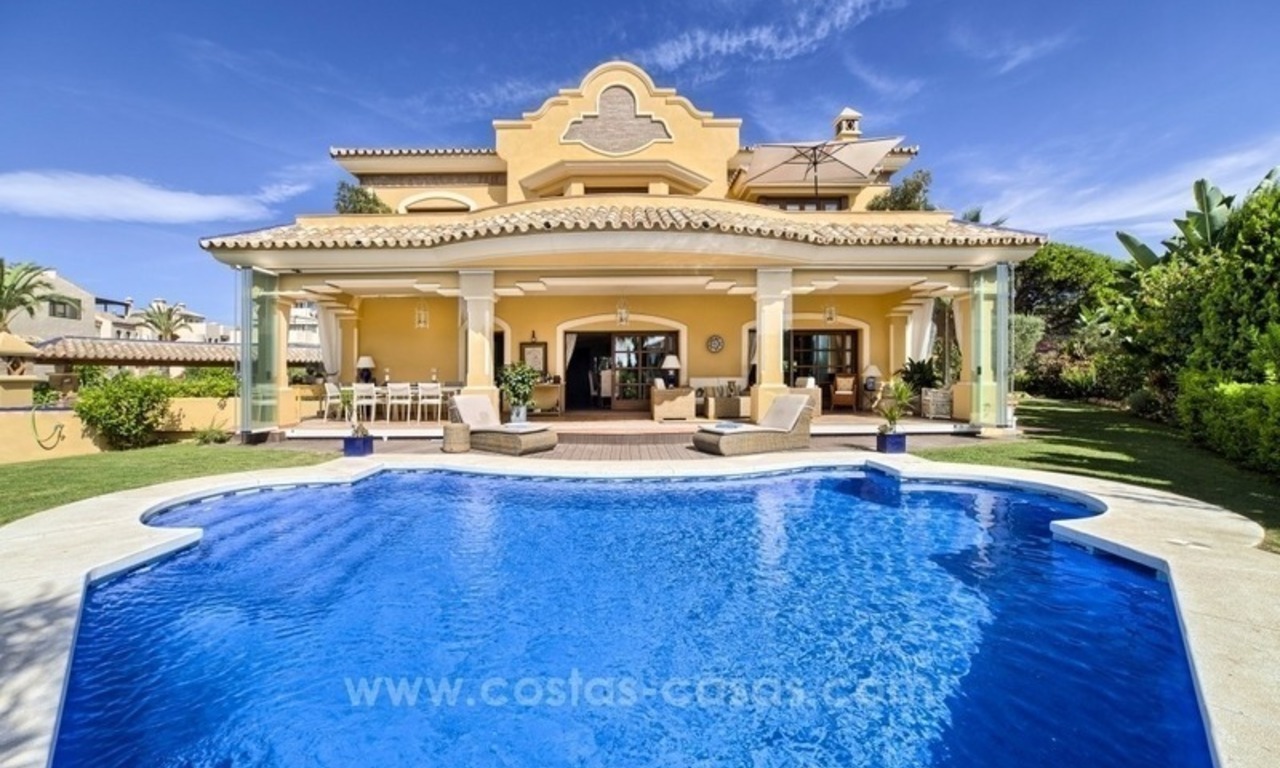 Villa de estilo clásico en venta en Elviria, Marbella 0