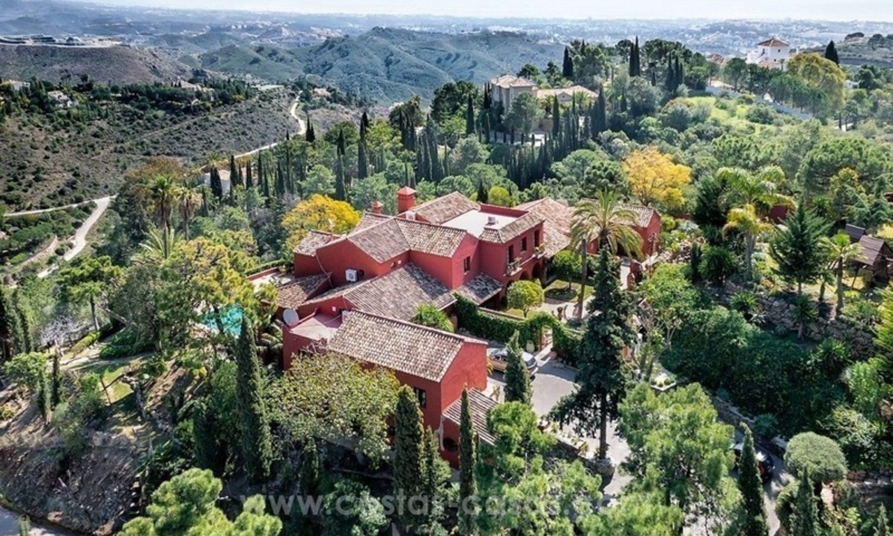 Villa clásica de estilo rústico en venta en El Madroñal, Benahavis - Marbella 1