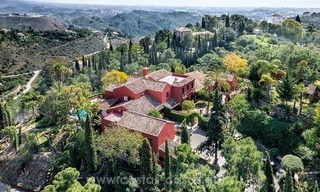 Villa clásica de estilo rústico en venta en El Madroñal, Benahavis - Marbella 1