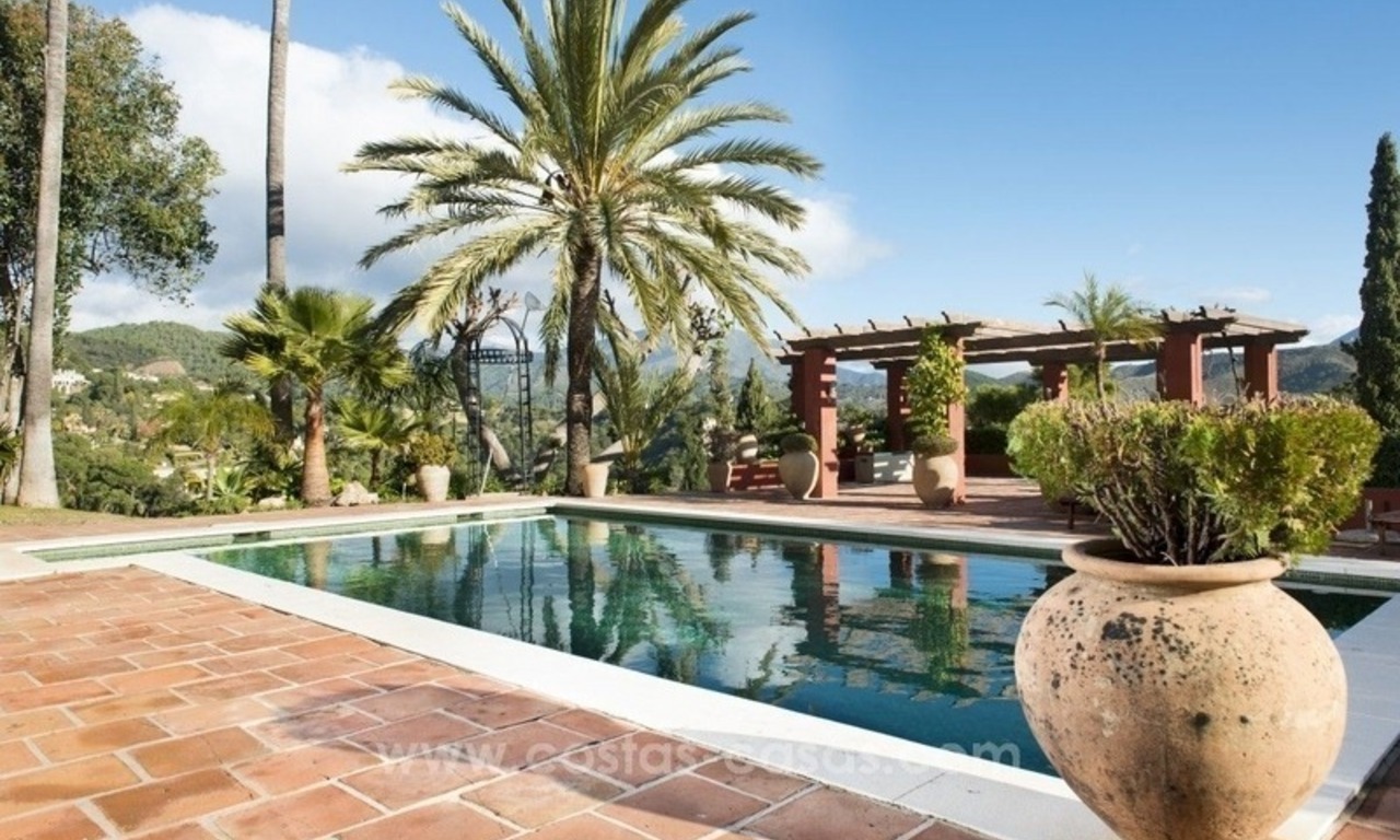 Villa clásica de estilo rústico en venta en El Madroñal, Benahavis - Marbella 10