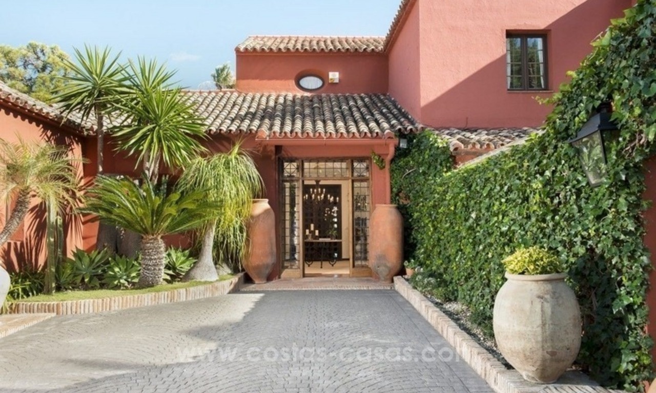 Villa clásica de estilo rústico en venta en El Madroñal, Benahavis - Marbella 23