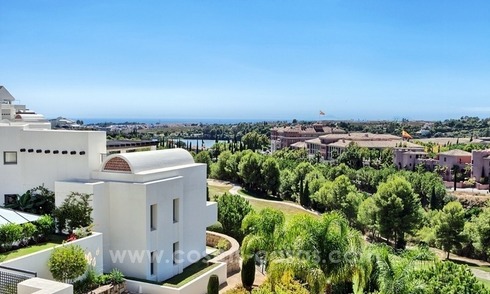 Ático moderno de lujo en primera línea de golf en venta en un complejo de 5 * de golf en Benahavis – Marbella 