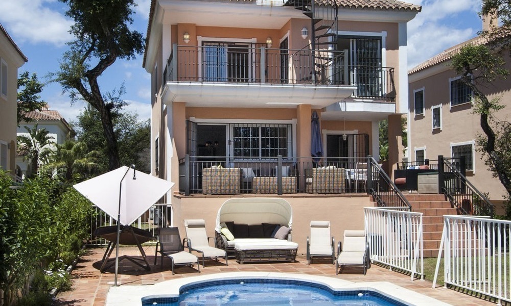 Villa en venta en Elviria, Marbella. A poca distancia playa, supermercados y escuela. Predio muy reducido! 366
