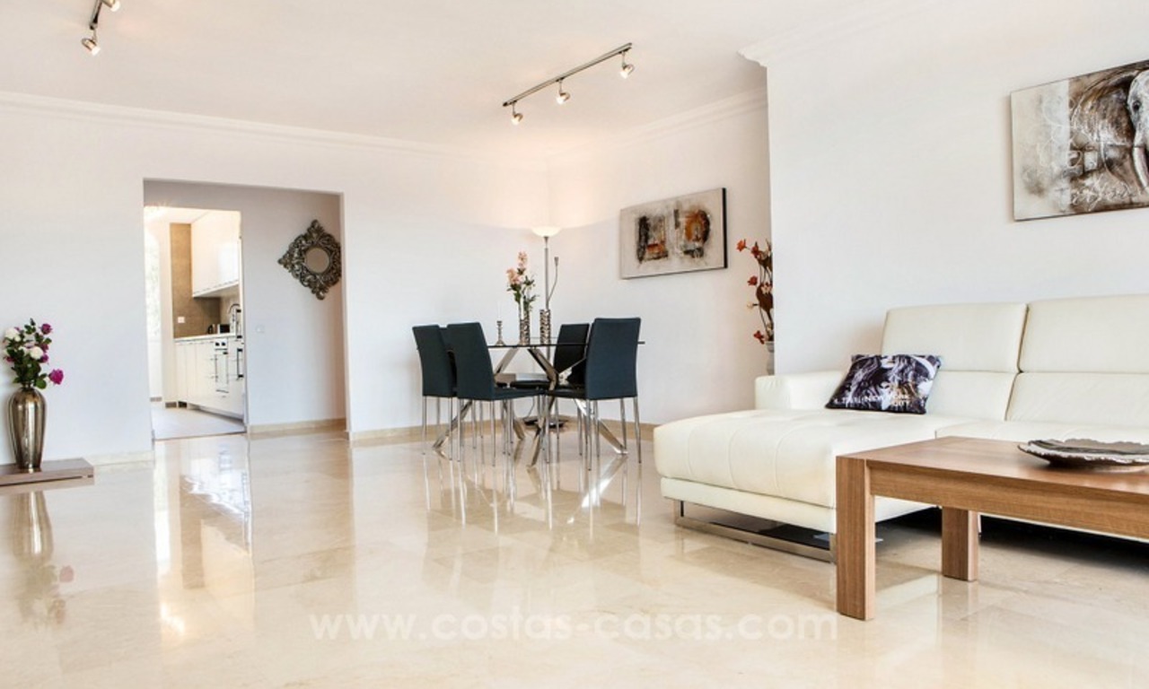 Amplio apartamento en venta en excelente ubicación en Nueva Andalucía en Marbella, cerca de Puerto Banús 10
