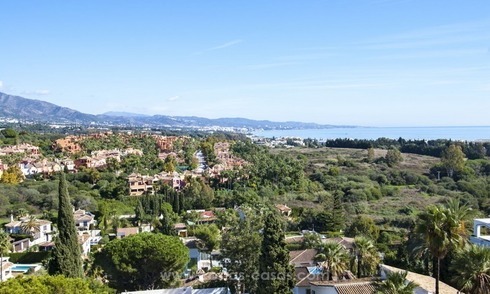 Amplio apartamento en venta en excelente ubicación en Nueva Andalucía en Marbella, cerca de Puerto Banús 