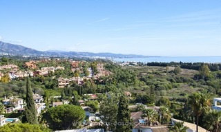 Amplio apartamento en venta en excelente ubicación en Nueva Andalucía en Marbella, cerca de Puerto Banús 0