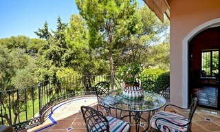 Bonita villa en venta, primera línea de golf, en Marbella Este 28