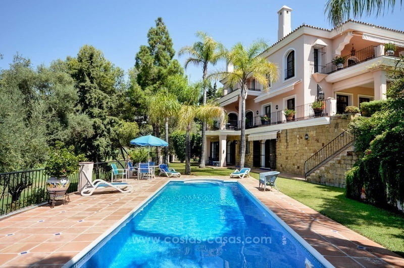 Bonita villa en venta, primera línea de golf, en Marbella Este
