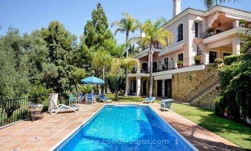 Bonita villa en venta, primera línea de golf, en Marbella Este 