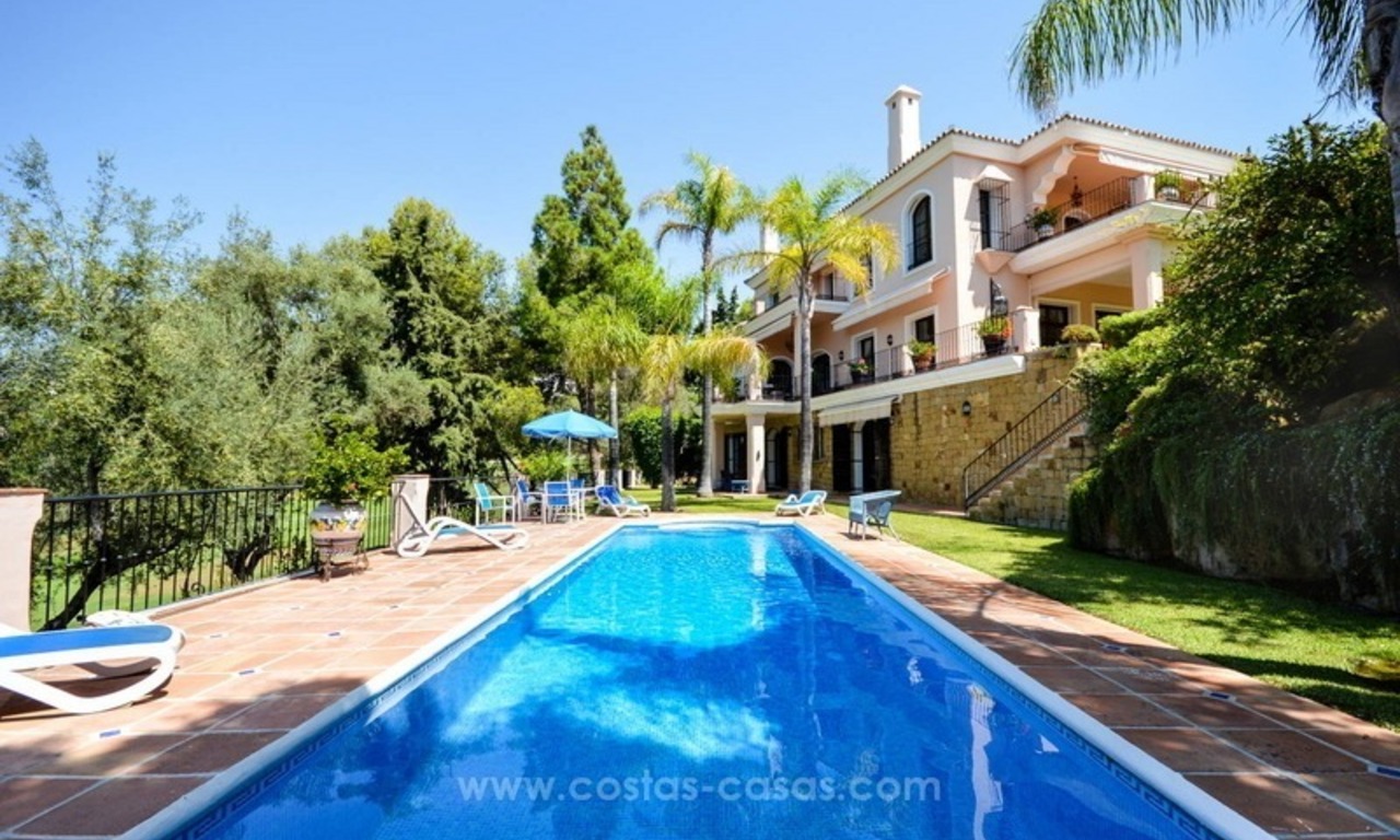 Bonita villa en venta, primera línea de golf, en Marbella Este 1