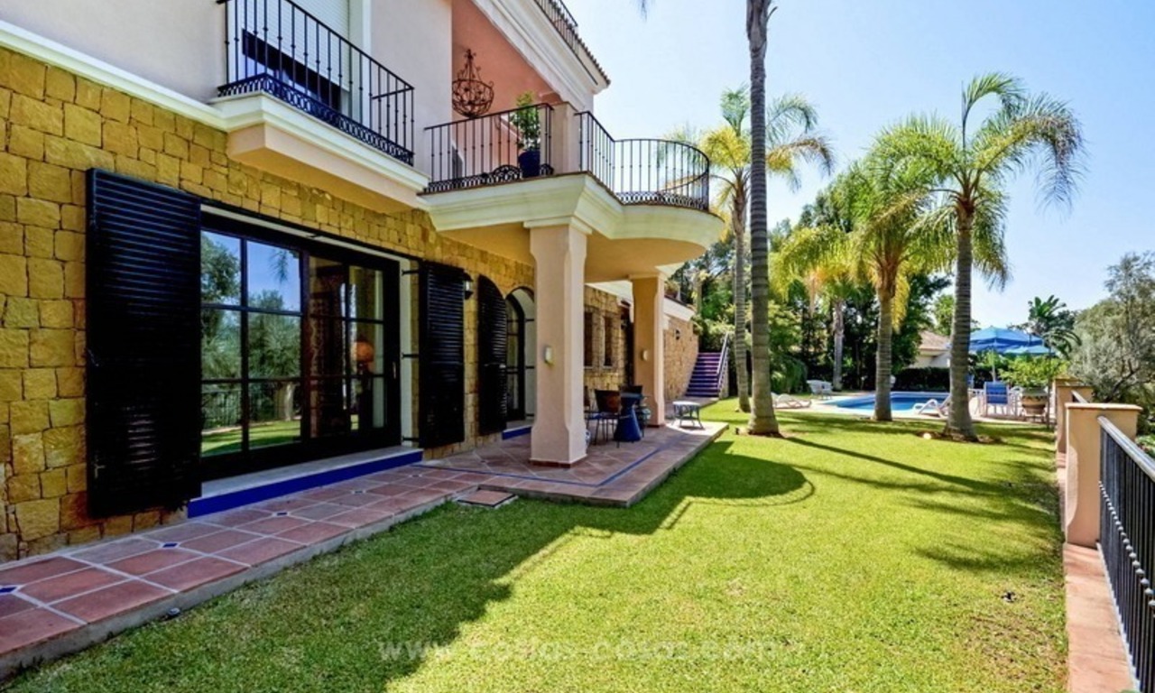 Bonita villa en venta, primera línea de golf, en Marbella Este 4