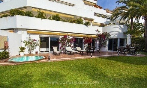 Amplio apartamento en planta baja en venta en La Milla de Oro, Marbella 