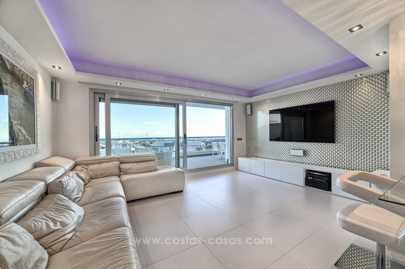 Apartamento moderno en venta en Marbella - Benahavis con vistas al mar