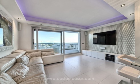 Apartamento moderno en venta en Marbella - Benahavis con vistas al mar 