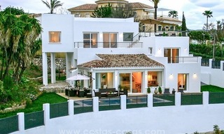 Villa de estilo moderno, con excelentes vistas panorámicas al mar en Marbella 0