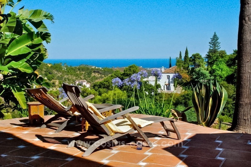 A la venta: Villa encantadora tradicional andaluza, con excelentes vistas al mar en El Madroñal, Benahavis - Marbella